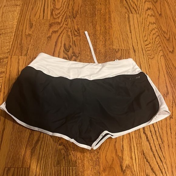 Nike Dri Fit Woman’s Black and White Shorts Size S - Picture 2 of 4